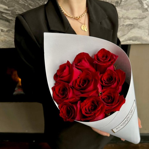 9 красных роз в белом конусе фото 2
