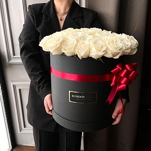 51 белая роза в черной коробке